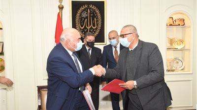 بروتوكول تعاون بين المجتمعات العمرانية والقابضة للغزل والنسيج  لتطوير الاراضى الغير مستغلة