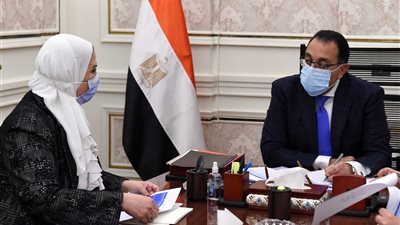 رئيس الوزراء يُتابع مع وزيرة التضامن الاجتماعي ملفات عمل الوزارة