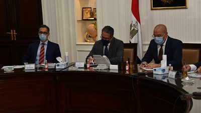 وزراء الإسكان والسياحة والتعليم العالى والسفير السويسري بالقاهرة يناقشون الخطوات اللازمة لبدء تنفيذ 