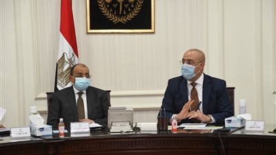 وزيرا الإسكان والتنمية المحلية ونقيب المهندسين يناقشون منظومة إصدار تراخيص البناء على مستوى مدن الجمهورية