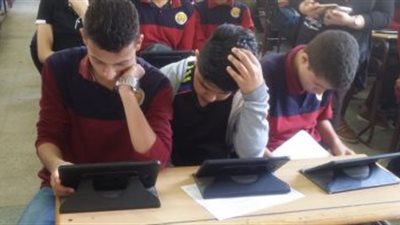 طلاب الصف الأول الثانوى يؤدون الامتحان التدريبى لمادتى الفيزياء والفلسفة 