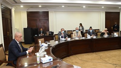 وزير الإسكان يتابع الموقف التنفيذى لمشروع تطوير منطقة 