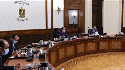 رئيس الوزراء يناقش مقترحات تحفيز تصدير السيارات المُصنعة محليا