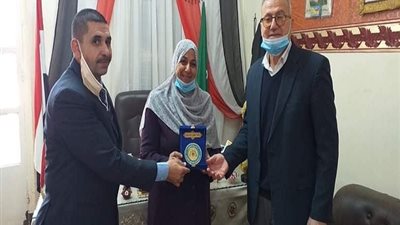 نقابة المعلمين كرمتها داخل مدرستها.. داليا عبد العزيز .. حكاية معلمة تصدرت آلاف الصفحات على السوشيال ميديا