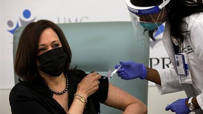 بالصور.. نائبة الرئيس الأمريكى تتلقي جرعة من لقاح فيروس كورونا