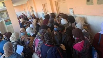 كارثة داخل المدارس اثناء امتحانات المواد غير المضافة للمجموع.. تكدس وازحام شديد من الطلاب واولياء الامور