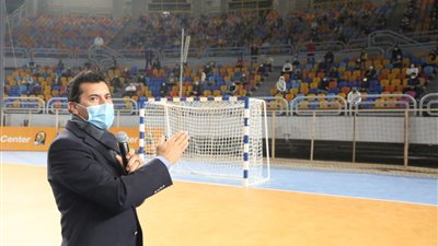 وزير الشباب والرياضة يلتقى متطوعي بطولة كأس العالم لكرة اليد 