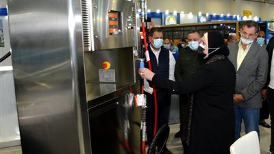 وزيرة التجارة والصناعة تتفقد الاستعدادات النهائية للمعرض الاول لتكنولوجيا تحويل واحلال المركبات للعمل بالطاقة النظيفة