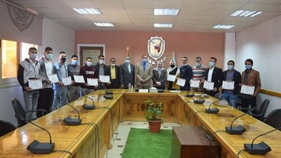 رئيس جامعة سوهاج يكرم ٢١ طالبا وطالبة لاجتيازهم دورة الرقابة الصحية على اﻷلبان واللحوم