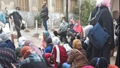 المعلمات المنتدبات يفترشن الارض امام مجلس الوزراء من اجل لم شمل اسرهم 