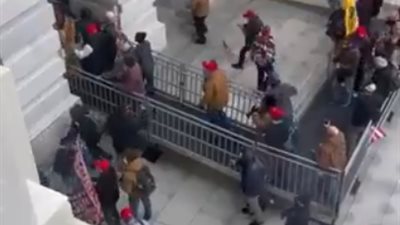 بالفيديو.. مناصرو ترامب يخترقون حواجز أمن مبنى الكابيتول 