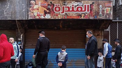 بالصور.. غلق 8 مقاهى تدار بدون ترخيص في بولاق الدكرور