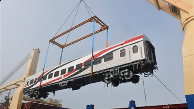 وزير النقل يعلن وصول 22 عربة سكة حديد جديدة للركاب إلى ميناء الإسكندرية 