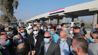 وزير النقل يتابع  أعمال تنفيذ المرحلة الاولى من محور ديروط على النيل بمحافظة أسيوط