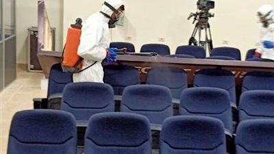 وزير الرياضة يتابع مع غرفة العمليات تعقيم وتطهير الصالات المغطاة 