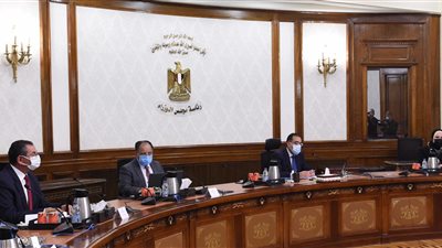 رئيس الوزراء يتابع الموقف التنفيذي لمبادرة إحلال السيارات المتقادمة للعمل بالغاز الطبيعي