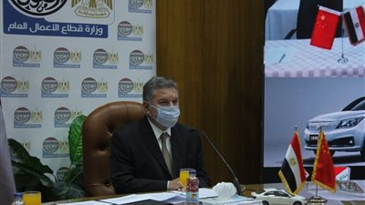  وزير قطاع الأعمال العام يشهد توقيع اتفاقية تصنيع السيارة 