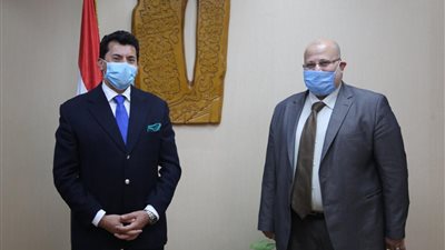 وزير الشباب والرياضة يبحث مع مؤسسة الدواء الخيرية إنشاء صيدلية مجتمعية بمراكز الشباب