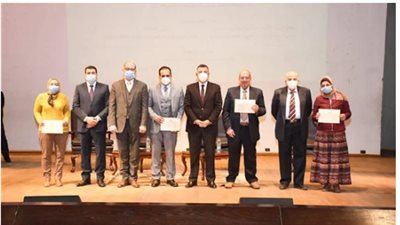 رئيس جامعة عين شمس يكرم أعضاء هيئة التدريس الحاصلين على مكافأة النشر الدولي