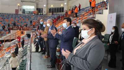 وزير الرياضة ورئيس الاتحاد الدولي لليد يشهدان مباراة أنجولا واليابان بالصالة المغطاة بالإسكندرية