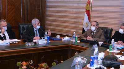 وزير الطيران يبحث مع عدد من الشركات الروسية تطوير المجال الجوى المصرى