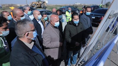 وزير النقل يتابع معدلات تنفيذ عدد من المشروعات الخدمية والتنموية في قطاعي الطرق والكباري والسكة الحديد بعدد من المحافظات  