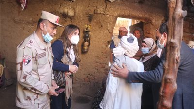 مساعد أول رئيس الوزراء ومسئولو الوزارات المعنية في قرى 