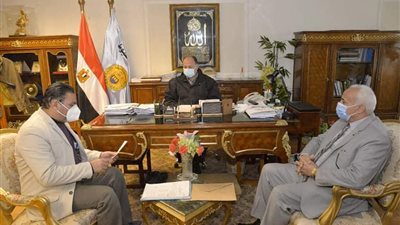 محافظ أسيوط يشيد بطلاب ومعلمي التعليم الفني ومشاركتهم في تصنيع الاثاث وصناديق القمامة 