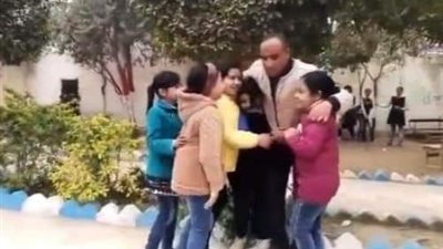 صاحب الفيديو المنتشر.. المعلم الباكى يروي سبب حزنه على فراق تلاميذه 
