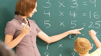 حكمة معلمة هزت العالم.. وعلمت طلابها.. الخطأ الواحد يحاسبك عليه الناس.. كونوا اقوياء.. فيديو