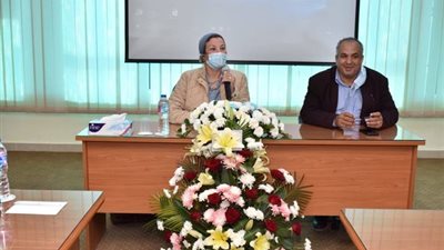  وزيرة البيئة تعقد اجتماعا مع مجموعة من الصيادين لبحث مشاكل الصيد بمحافظة البحر الأحمر 