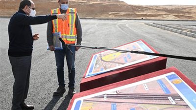 الرئيس السيسى يتفقد مشروعات تطوير طرق ومحاور مناطق شرق القاهرة