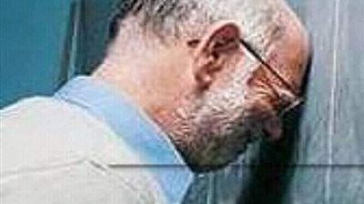 بكاء وندم على العمر اللى راح.. مدير مدرسة يندب حظه بعد قبض اول شهر معاش