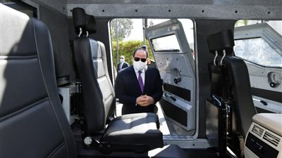 بالصور.. السيسي يتفقد نماذج للمركبات المدرعة بعد تطويرها بواسطة إدارة المركبات بالقوات المسلحة