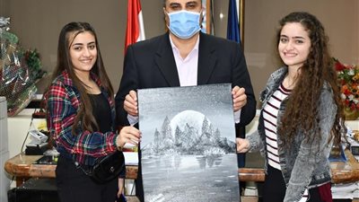 بالصور.. جامعة القناة تكرم طالبة التجارة الفائزة بالمركز الأول بمسابقة الرسم