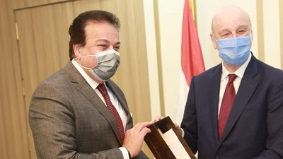 وزير التعليم العالي يبحث مع السفير الإسباني إنشاء أفرع للجامعات الإسبانية في مصر