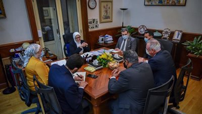 وزيرة الصحة تبحث مع شركة 