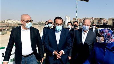 بالصور.. رئيس الوزراء يتفقد مشروع تطوير منطقة سور مجرى العيون