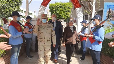 بالصور..  نائب قائد قوات الدفاع الشعبى يزور مدرسة شبرا الخيمة الصناعية العسكرية