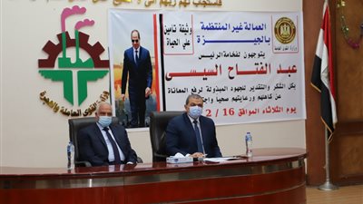 سعفان ومحافظ الجيزة يسلمان 