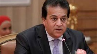 وزير التعليم العالي يستعرض تقرير بشأن 