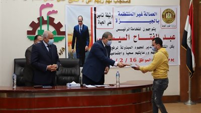 وزير القوى العاملة يسلم 