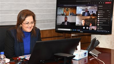 وزيرة التخطيط تتابع صرف المنحه  الرئاسية 