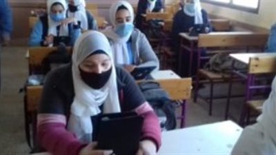 566 ألف و400 طالب/ طالبة بالصف الثاني الثانوي يحضرون اختبار مادتي 