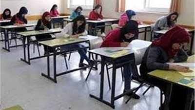 طلاب الصف الثانى الثانوى يؤدون امتحان الاحياء والفلسفة