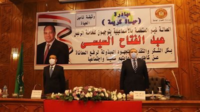 سعفان ومحافظ الإسماعيلية يتبادلان الدروع 