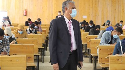 رئيس جامعة جنوب الوادي يواصل تفقد لجان الامتحانات  