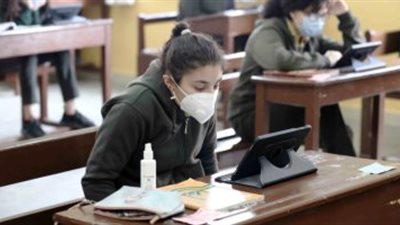 طلاب أولى ثانوى يبدأون امتحان الفلسفة والفيزياء إلكترونيا  