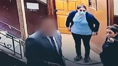 لحظة اعتقال المتهم بالتحرش الجنسي بطفلة في المعادي.. فيديو