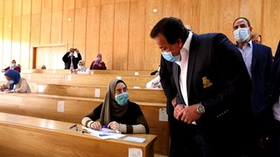 خالد عبدالغفار يشدد على تطبيق الاجراءات الاحترازية داخل اللجان